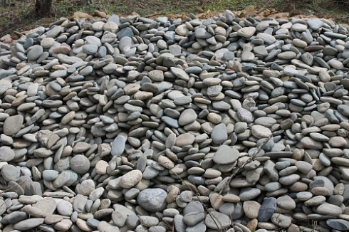 Kamenclub.ru: Галька речная плоская (ассорти) фр. 100-200-300 мм. купить  в Люберцах галька плоская разноцветная серый белый темно-серый синий речная галька ландшафтная 8000 руб/т   фото КАМЕНЬ КЛУБ