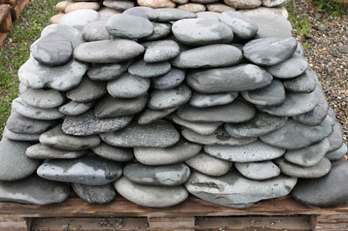 Kamenclub.ru: Галька речная плоская (темно-серая) фр. 100-200-300 мм. купить  в Люберцах галька речная плоская темно-серый, серый, синий речной галечник плоский 9000 руб/т   фото КАМЕНЬ КЛУБ