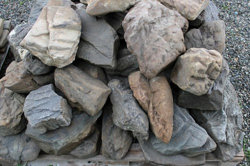 Kamenclub.ru: Песчаник декоративный ландшафтный (фр. 300-500 мм)  купить в Люберцах песчаник желтый рыжий серый зеленый валун речной окатанный природный песчаника 4 500 руб/т   фото КАМЕНЬ КЛУБ