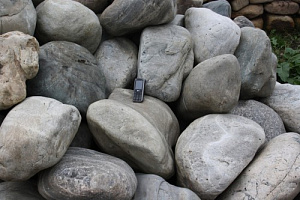 Kamenclub.ru: Речной валун Кабанчик фр.300-500 мм.  купить в Люберцах крупный природный камень галька серый, темно-серый речной валун галечник масштабный 7000 руб/т   фото КАМЕНЬ КЛУБ