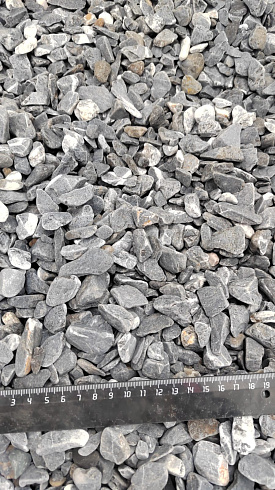 Kamenclub.ru: Щебень галтованный черный (мрамор) фр.10-20 мм.  купить в Люберцах мрамор черный с белыми прожилками, черный, белый окатанный округлый ландшафтный декоративный щебень 15000 руб/т   фото КАМЕНЬ КЛУБ