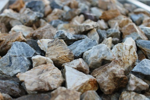 Kamenclub.ru: Мраморная крошка (щебень крошка медовый) фр. 20-40 мм.  купить в Люберцах мрамор бежевый рыжий желтый ландшафтная мраморная крошка 12000 руб/т   фото КАМЕНЬ КЛУБ