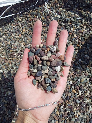 Kamenclub.ru: Галька речная окат цветная фр.5-10 мм. купить  в Люберцах галька речная белый, серый, красноватый, синий, темно-серый речная окатанная галька декоративная 6800 руб/т   фото КАМЕНЬ КЛУБ