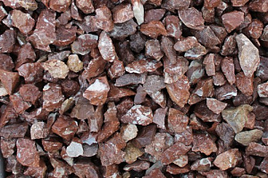 Kamenclub.ru: Мраморная крошка (щебень крошка розовый) фр. 40-70 мм.  купить в Люберцах мрамр розовый, красный мраморный декоративный 11000 руб/т   фото КАМЕНЬ КЛУБ
