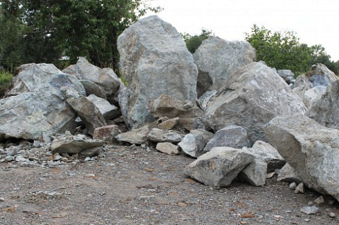 Kamenclub.ru: Змеевик скальник фр. 500-1500 мм.  купить в Люберцах змеевик зеленый серый черный глыба скальная колотая 7500 руб/т   фото КАМЕНЬ КЛУБ