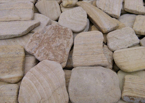 Kamenclub.ru: Песчаник пластушка галтованный желтый с рисунком (3 см)  купить в Люберцах плитняк - пластушка желтый песчаник 21000 руб/м3   фото КАМЕНЬ КЛУБ