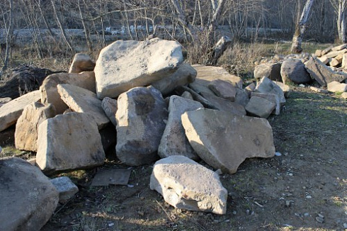 Kamenclub.ru: Песчаник плиты - плахи - пошаговые дорожки (фр. 70-150 мм)  купить в Люберцах песчаник серый бежевый желтый зеленый колотый песчаник строительный 6500 руб/т   фото КАМЕНЬ КЛУБ