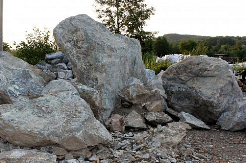 Kamenclub.ru: Змеевик скальник фр. 500-1500 мм.  купить в Люберцах змеевик зеленый серый черный глыба скальная колотая 7500 руб/т   фото КАМЕНЬ КЛУБ