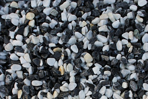 Kamenclub.ru: Мраморная крошка (щебень галтованный микс:белый-черный) фр.10-20 мм.  купить в Люберцах мрамор белый, черный окатанные округлые декоративные ландшафтные камни щебня 15500 руб/т   фото КАМЕНЬ КЛУБ