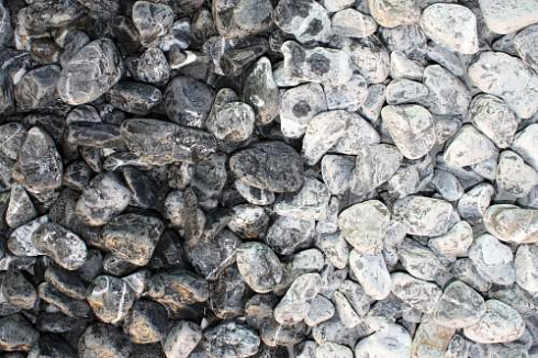 Kamenclub.ru: Щебень галтованный черный (мрамор) фр.20-40 мм.  купить в Люберцах мрамор черный с белыми прожилками мрамор окатанный округлый 15000 руб/т   фото КАМЕНЬ КЛУБ