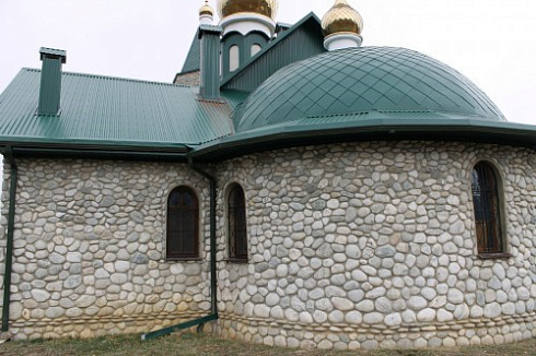 Kamenclub.ru: Галька речная плоская (бело-серая) фр. 100-200-300 мм. купить  в Люберцах галька речная плоская серый, белый, бело-серый, серо-белый речная галька плоская  9000 руб/т   фото КАМЕНЬ КЛУБ