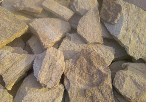 Kamenclub.ru: Песчаник пластушка "фонтанка" желтая (3,0 - 5,0 см)  купить в Люберцах песчаник желтая, рыжий, желтый песчаник колотый рваный со сколом облицовочный 16200 руб/м3   фото КАМЕНЬ КЛУБ