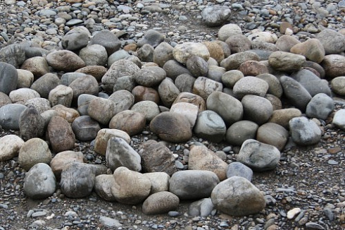 Kamenclub.ru: Речной валун (Ассорти) фр.100-300 мм.  купить в Люберцах галечник серый, темно-серый, светло-серый речная галька крупных размеров 4200 руб/т   фото КАМЕНЬ КЛУБ