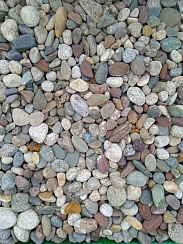 Kamenclub.ru: Галька горная речная окат (цветная) фр. 20-40 мм. купить  в Люберцах галька речная серый синий бежевый белый окатанная речная галька ландшафтная 6800 руб/т   фото КАМЕНЬ КЛУБ