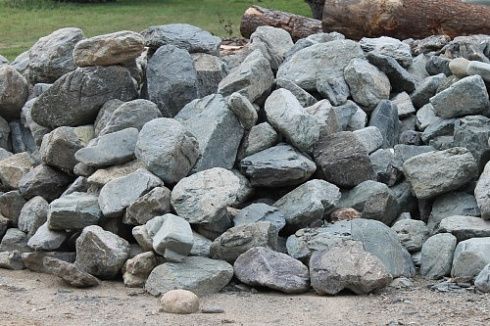 Kamenclub.ru: Гранит скальник (серо-зеленый) фр. 100-500 мм.  купить в Люберцах гранит зеленый, серый, салатовый крупный ландшафтный валун 6 000 руб/т   фото КАМЕНЬ КЛУБ