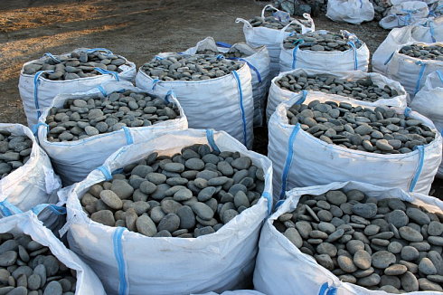 Kamenclub.ru: Галька речная плоская (ассорти) фр. 100-200-300 мм. купить  в Люберцах галька плоская разноцветная серый белый темно-серый синий речная галька ландшафтная 8000 руб/т   фото КАМЕНЬ КЛУБ