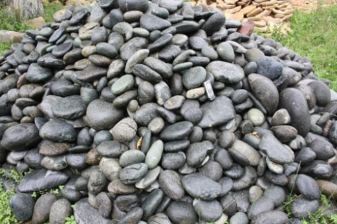 Kamenclub.ru: Темно-серый валунчик фр.100-300 мм.  купить в Люберцах крупный природный камень серый, темно-серый, светло-серый речная галька большого размера окатанная 4500 руб/т   фото КАМЕНЬ КЛУБ