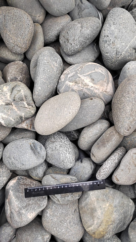 Kamenclub.ru: Галька речная окат (темно-серая) фр. 70-150 мм. купить  в Люберцах галька речная темно-серая, синяя, серая речная галька округлая  8000 руб/т   фото КАМЕНЬ КЛУБ