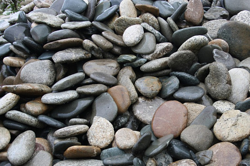 Kamenclub.ru: Галька речная плоская (ассорти) фр. 100-200-300 мм. купить  в Люберцах галька плоская разноцветная серый белый темно-серый синий речная галька ландшафтная 8000 руб/т   фото КАМЕНЬ КЛУБ