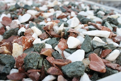 Kamenclub.ru: Мраморная крошка (щебень крошка микс: белый-зеленый-розовый) фр. 10-20 мм.  купить в Люберцах мрамор белый, зеленый, розовый декоративный ландшафтный колотый щебень 12000 руб/т   фото КАМЕНЬ КЛУБ