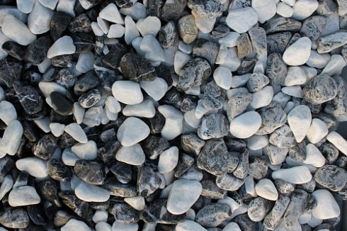 Kamenclub.ru: Мраморная крошка (щебень галтованный микс:: белый-черный) фр.20-40 мм  купить в Люберцах мрамор белый, черный мраморный галтованный щебень 15500 руб/т   фото КАМЕНЬ КЛУБ