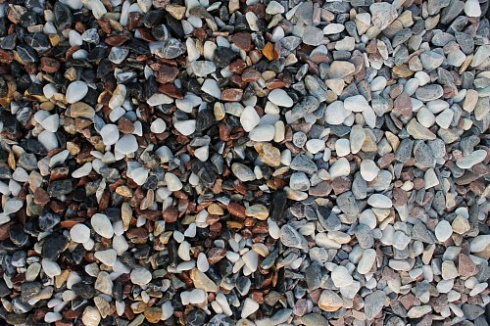 Kamenclub.ru: Мраморная крошка (щебень галтованный микс:белый-черный-розовый-медовый) фр.10-20 мм.  купить в Люберцах мрамор белый, медовый, черный, розовый мраморный декоративный ландшафтный окатанный округлый галтованный щебень 15500 руб/т   фото КАМЕНЬ КЛУБ