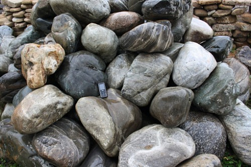 Kamenclub.ru: Речной валун Кабанчик фр.300-500 мм.  купить в Люберцах крупный природный камень галька серый, темно-серый речной валун галечник масштабный 7000 руб/т   фото КАМЕНЬ КЛУБ