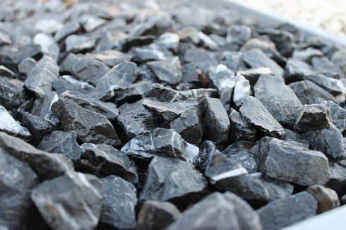 Kamenclub.ru: Щебень крошка черный (мрамор) фр. 5-10 мм.  купить в Люберцах мрамор черный с белыми прожилками, черный, белый мраморная крошка декоративная ландшафтная 11000 руб/т   фото КАМЕНЬ КЛУБ