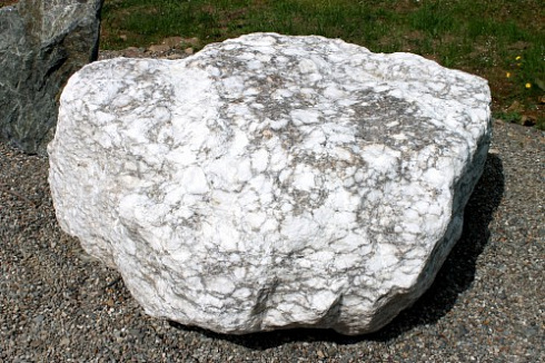 Kamenclub.ru: Мраморизированный известняк фр.500-1500 мм.  купить в Люберцах    10000 руб/т   фото КАМЕНЬ КЛУБ