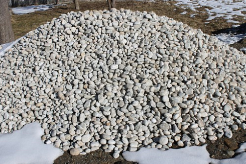 Kamenclub.ru: Галька речная окат (серо-белая) фр. 70-120 мм купить  в Люберцах галька галечник бело-серая, серо-белая, серая, белая речная природная галька  8000 руб/т   фото КАМЕНЬ КЛУБ