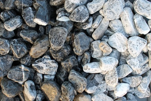 Kamenclub.ru: Щебень галтованный черный (мрамор) фр. 50-100 мм.  купить в Люберцах мрамор черный с белыми прожилками щебень ландшафтный мраморный 15000 руб/т   фото КАМЕНЬ КЛУБ