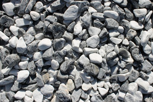 Kamenclub.ru: Мраморная крошка (щебень галтованный микс:: белый-черный) фр.20-40 мм  купить в Люберцах мрамор белый, черный мраморный галтованный щебень 15500 руб/т   фото КАМЕНЬ КЛУБ