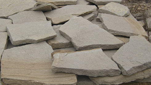 Kamenclub.ru: Песчаник пластушка светло-серый (2,0 см)  купить в Люберцах плитняк- ластушка светло-серый, серый рваный ландшафтный плитняк колотый 13800 руб/м3   фото КАМЕНЬ КЛУБ