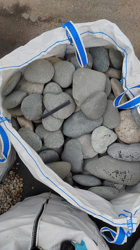 Kamenclub.ru: Галька речная плоская (темно-серая) фр. 70-150 мм. купить  в Люберцах галечник природный темно-серый серый синий речная плоская природная окатанная  9000 руб/т   фото КАМЕНЬ КЛУБ