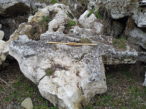 Kamenclub.ru: Выветренный известняк (степной) фр. 500-1500 мм.  купить в Люберцах    10000 руб/т   фото КАМЕНЬ КЛУБ