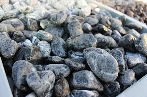 Kamenclub.ru: Щебень галтованный черный (мрамор) фр.20-40 мм.  купить в Люберцах мрамор черный с белыми прожилками мрамор окатанный округлый 15000 руб/т   фото КАМЕНЬ КЛУБ