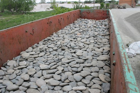 Kamenclub.ru: Галька речная плоская (ассорти) фр. 100-200-300 мм. купить  в Люберцах галька плоская разноцветная серый белый темно-серый синий речная галька ландшафтная 8000 руб/т   фото КАМЕНЬ КЛУБ