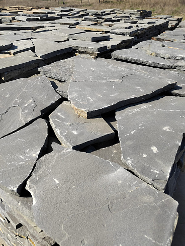 Kamenclub.ru: Песчаник пластушка светло-серый (2,0 см)  купить в Люберцах плитняк- ластушка светло-серый, серый рваный ландшафтный плитняк колотый 13800 руб/м3   фото КАМЕНЬ КЛУБ