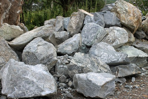 Kamenclub.ru: Змеевик скальник фр. 500-1500 мм.  купить в Люберцах змеевик зеленый серый черный глыба скальная колотая 7500 руб/т   фото КАМЕНЬ КЛУБ