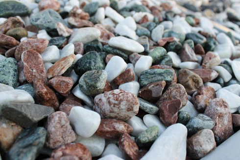 Kamenclub.ru: Мраморная крошка (щебень галтованный микс:белый-зеленый-розовый) фр.20-40 мм.  купить в Люберцах мрамор белый, зеленый, розовый мрамор декоративный (галтовка) 15500 руб/т   фото КАМЕНЬ КЛУБ