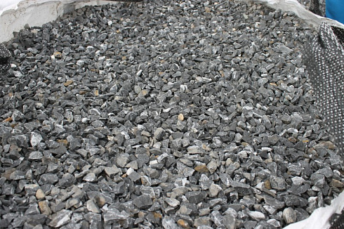 Kamenclub.ru: Щебень крошка черный (мрамор) фр. 40-70 мм.  купить в Люберцах мрамор черный с белыми прожилками, черный, белый декоративный щебень 11000 руб/т   фото КАМЕНЬ КЛУБ