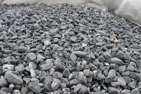 Kamenclub.ru: Щебень галтованный черный (мрамор) фр.10-20 мм.  купить в Люберцах мрамор черный с белыми прожилками, черный, белый окатанный округлый ландшафтный декоративный щебень 15000 руб/т   фото КАМЕНЬ КЛУБ