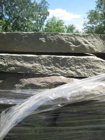 Kamenclub.ru: Песчаник пластушка серо-зеленый (4,0 см- 5,0 см)  купить в Люберцах песчаник серо-зеленый, серый, зеленый песчаник рваный ландшафтный колотый 9000 руб/м3   фото КАМЕНЬ КЛУБ