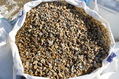 Kamenclub.ru: Щебень крошка желтый (песчаник) фр. 20-40 мм.  купить в Люберцах песчаник бежевый рыжий каменная крошка песчаника 9500 руб/т   фото КАМЕНЬ КЛУБ