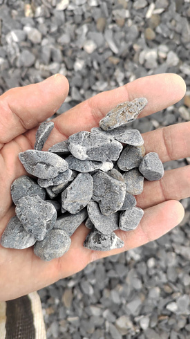 Kamenclub.ru: Щебень галтованный черный (мрамор) фр.10-20 мм.  купить в Люберцах мрамор черный с белыми прожилками, черный, белый окатанный округлый ландшафтный декоративный щебень 15000 руб/т   фото КАМЕНЬ КЛУБ