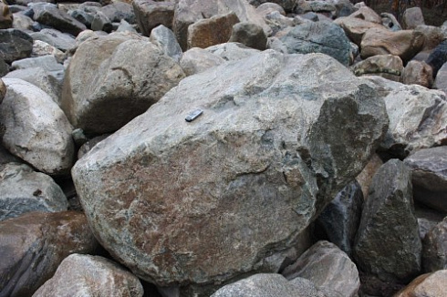 Kamenclub.ru: Гранит скальник (серо-зеленый) фр. 500-1500 мм.  купить в Люберцах гранит мрамор  серый зеленый темно-серый глыба скальная колотая ландшафтная 7 500 руб/т   фото КАМЕНЬ КЛУБ