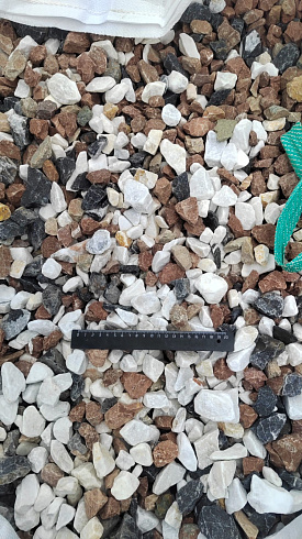 Kamenclub.ru: Мраморная крошка (щебень крошка микс : белый-черный-розовый) фр. 20-40 мм.  купить в Люберцах мрамор белый, черный, розовый декоративная ландшафтная крошка 12000 руб/т   фото КАМЕНЬ КЛУБ