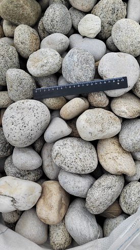 Kamenclub.ru: Галька речная окат (серо-белая) фр. 70-120 мм купить  в Люберцах галька галечник бело-серая, серо-белая, серая, белая речная природная галька  8000 руб/т   фото КАМЕНЬ КЛУБ