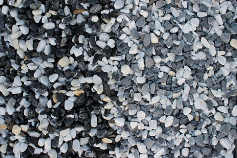Kamenclub.ru: Мраморная крошка (щебень галтованный микс:белый-черный) фр.10-20 мм.  купить в Люберцах мрамор белый, черный окатанные округлые декоративные ландшафтные камни щебня 15500 руб/т   фото КАМЕНЬ КЛУБ