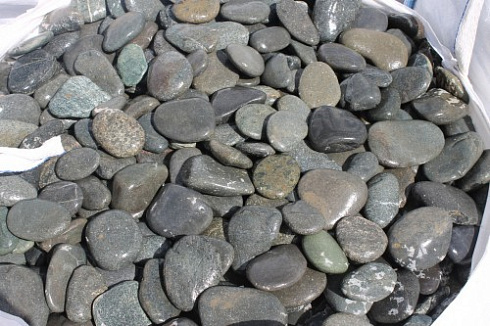 Kamenclub.ru: Галька речная плоская (темно-серая) фр. 100-200-300 мм. купить  в Люберцах галька речная плоская темно-серый, серый, синий речной галечник плоский 9000 руб/т   фото КАМЕНЬ КЛУБ